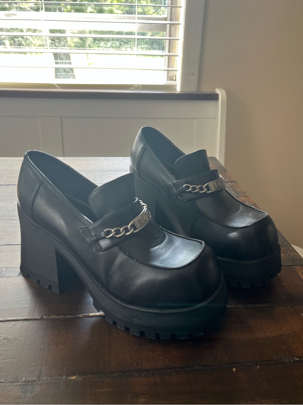 Rare 90’s L.E.I black chunk platform loafers
